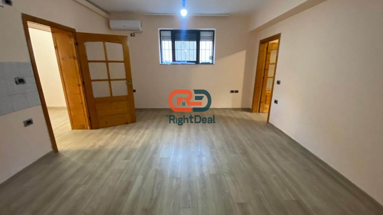 Tek 21-Dhjetori Jepet Me Qira Apartament I Pershtatshem Per Zyra!!