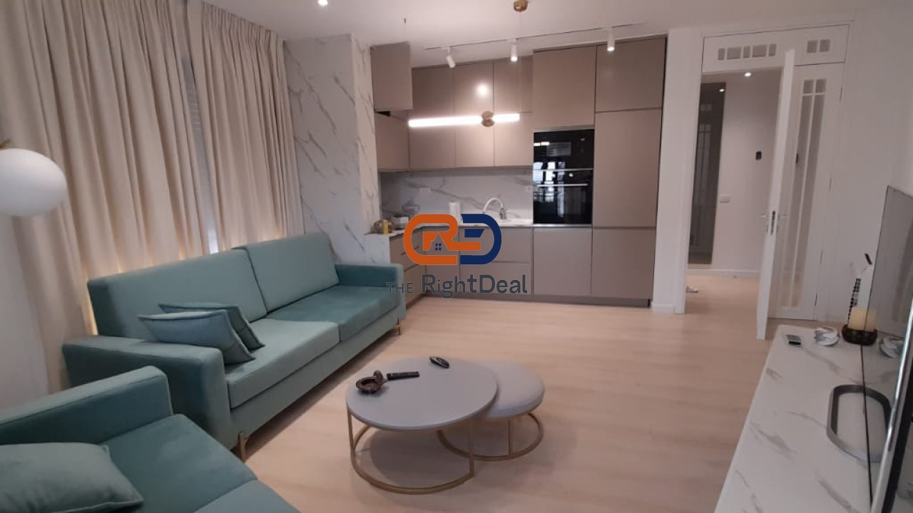 Tek Bulevardi Zogu I Pare, Jepet Me Qira Super Apartament 1+1, I Investuar !!