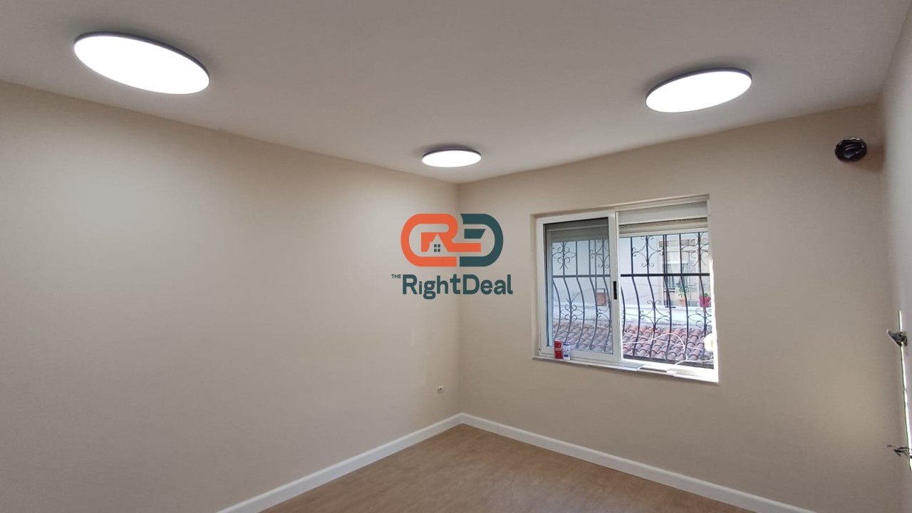 Ne Bllok, Tek Rruga Margarita Tutulani, Shitet Apartament 2+1 Mundesi Shume E Mire Investimi Ose Ndarje Ne 2 Apartamente !!!