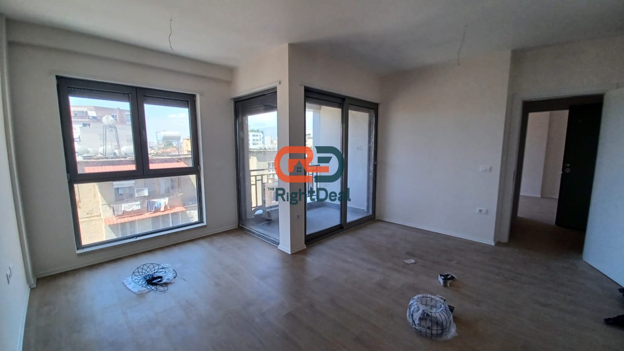 Tek Shkolla E Kuqe, Jepet Me Qira Apartament 1+1+Post Parkimi, Ideal Per Zyra Apo Banim!!!