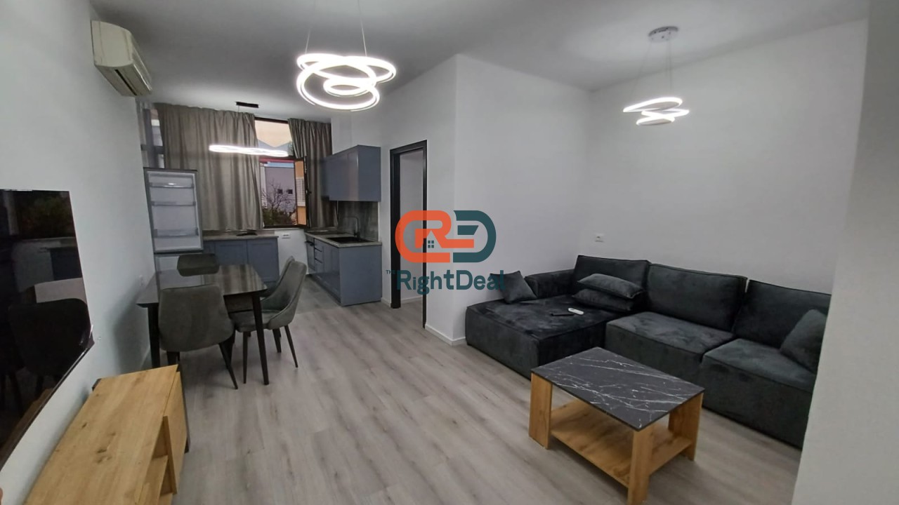 Prane Bulevardit Zogu I Pare, Jepet Me Qira Apartament 1+1, Me Mobilim Te Ri Totalisht I Investuar!!!