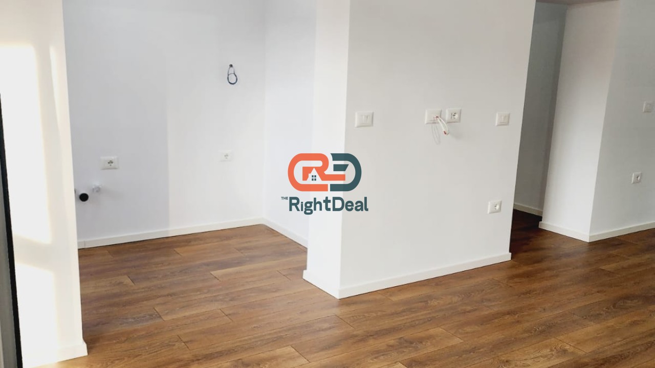 Ne Ali Dem, Tek Shkolla 1 Maj Shitet Apartament 2+1 Me Planimetri Te Rregullt Dhe Orientim Perfekt !!!