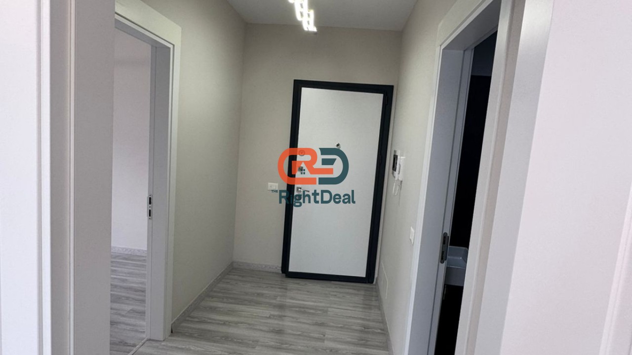 Tek Bulevardi I Ri, Jepet Me Qira Apartament 1+1, I Pershtatshem Per Zyra !!