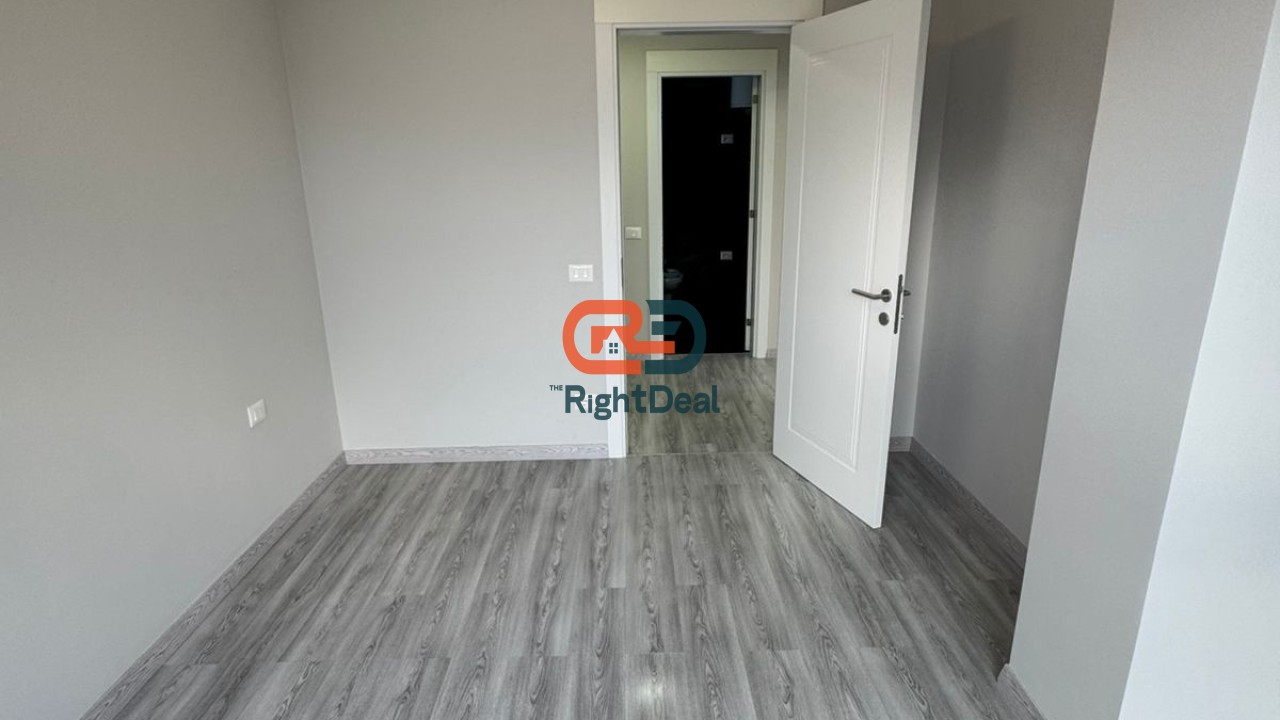 Tek Bulevardi I Ri, Jepet Me Qira Apartament 1+1, I Pershtatshem Per Zyra !!