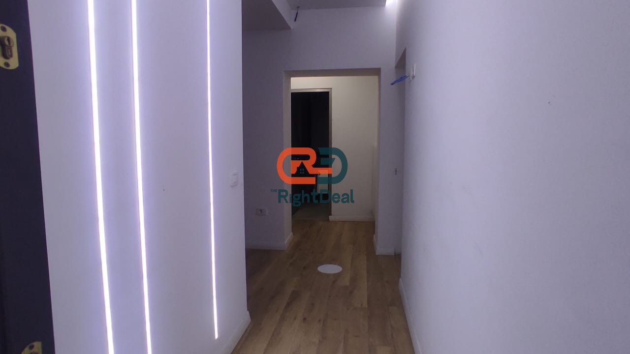 Buze Rruges Se Durresit, Jepet Me Qira Ambient I Pershtatshem Per Aktivitete Te Ndryshme Biznesi!!