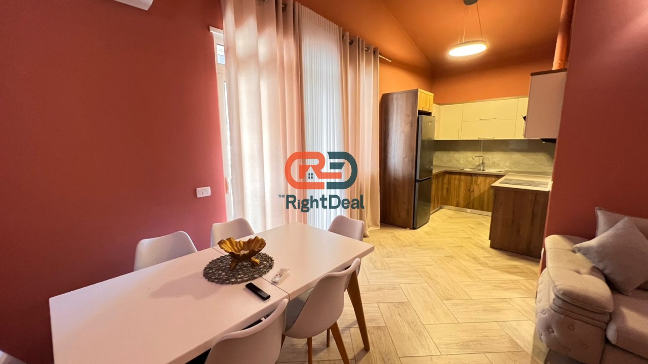 Prane Liqenit ,Jepet Me Qira Super Penthouse Me Pamje Nga Liqeni!!!