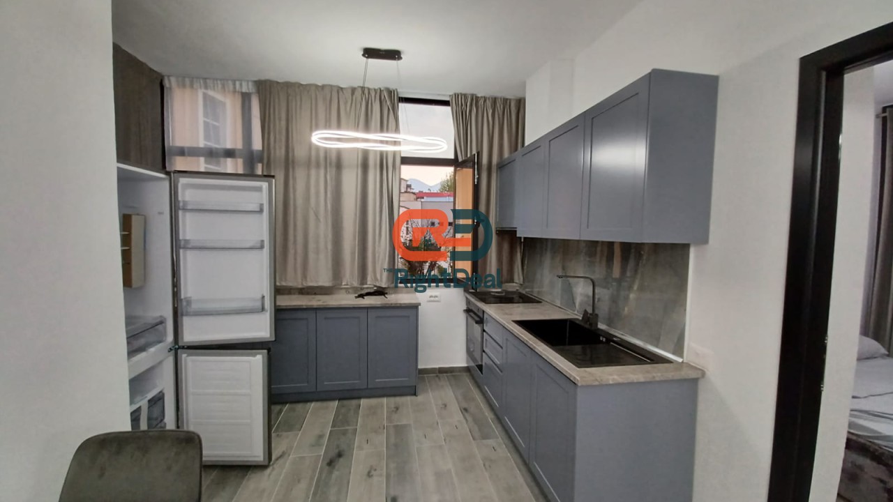 Prane Bulevardit Zogu I Pare, Jepet Me Qira Apartament 1+1, Me Mobilim Te Ri Totalisht I Investuar!!!
