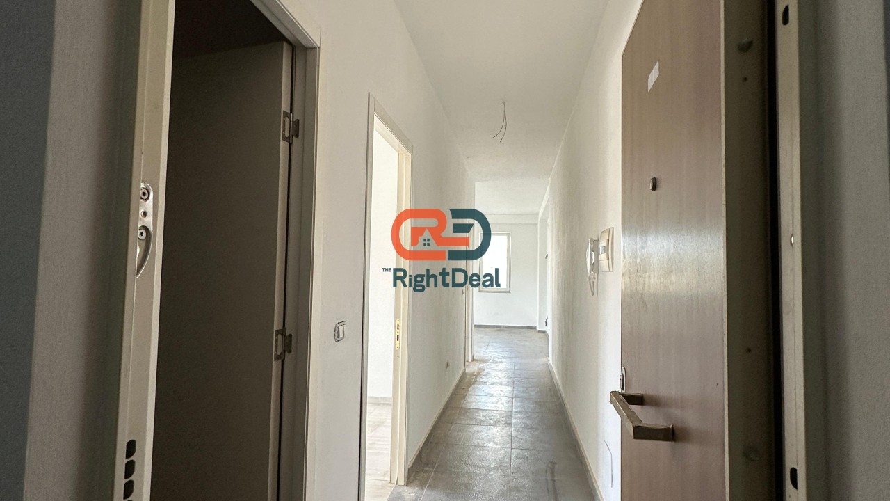 Tek Liqeni I Thate, Shitet Apartament 2+1 Me Planimetri, Orientim Dhe Lokacion Perfekt !!