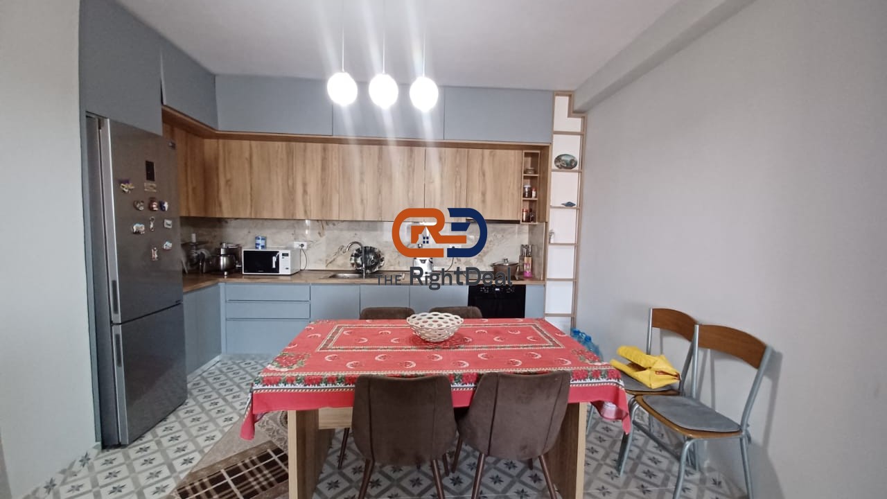 Ne Fresk, Shitet Apartament 2+1+Depo, Me Siperfaqe Te Bollshme Dhe Planimetri Te Rregullt!!!