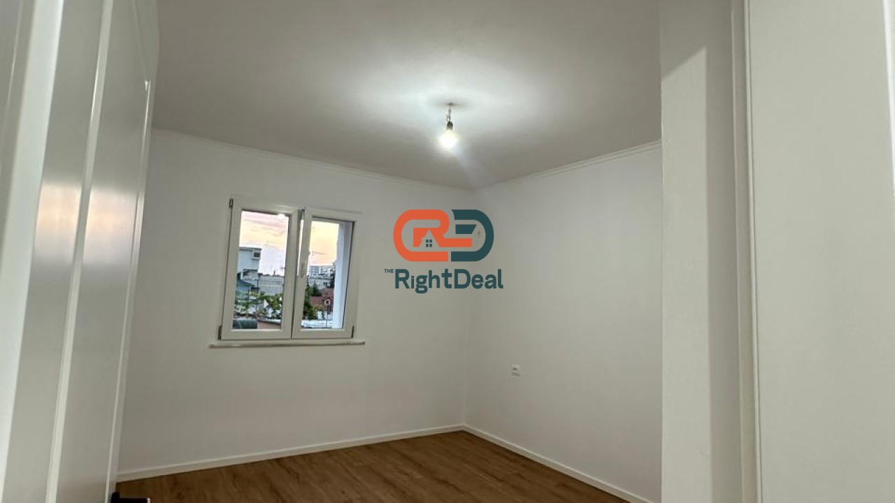 Afer Bulevardit Zogu i I, Prane Ministrise se Drejtesise, Shitet Apartament 1+1 I Investuar Totalisht !!!