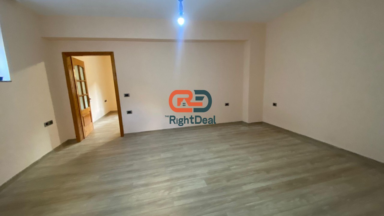 Tek 21-Dhjetori Jepet Me Qira Apartament I Pershtatshem Per Zyra!!