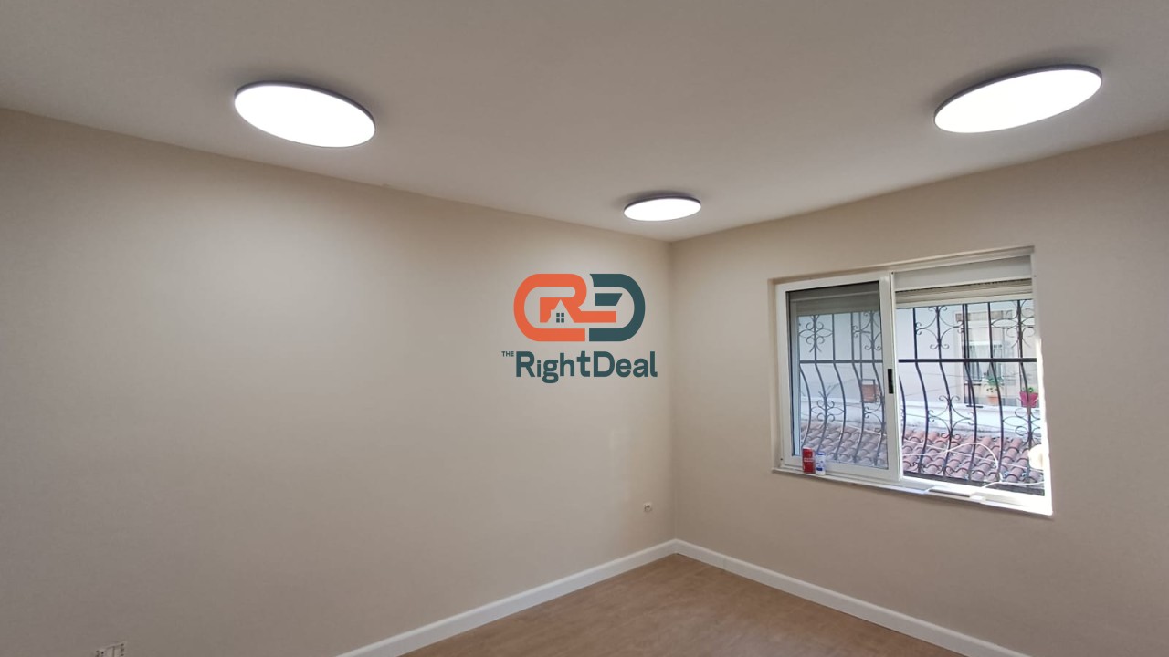 Ne Bllok, Tek Rruga Margarita Tutulani, Shitet Apartament 2+1 Mundesi Shume E Mire Investimi Ose Ndarje Ne 2 Apartamente !!!