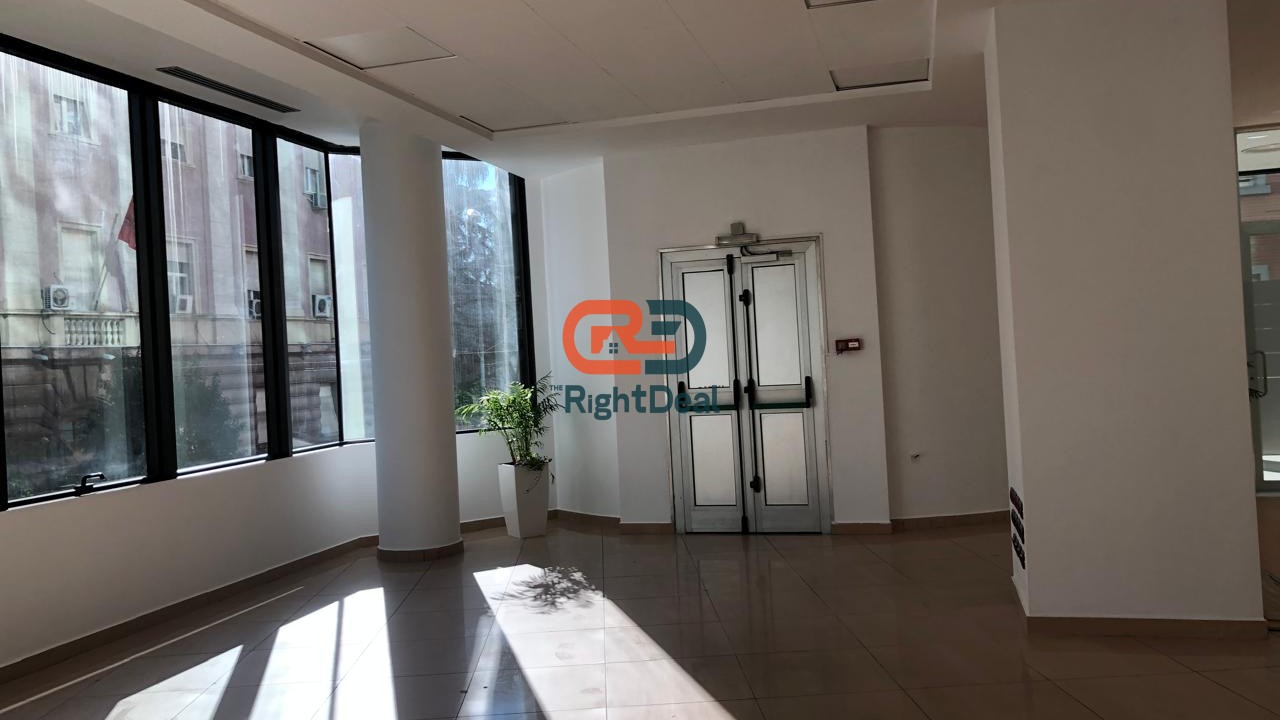 Tek “Twin Towers‘‘ Jepet Me Qira Ambient 760 m² Me Super Pamje Dhe Lokacion!!!