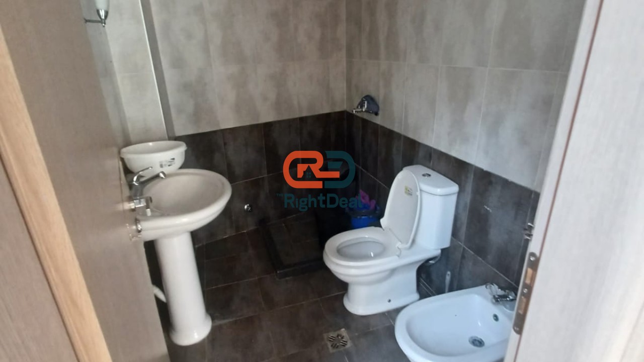 Tek Ambasador 2, Shitet Njesi Biznesi Me Lokacion Perfekt Dhe Planimetri Te Rregullt!!!