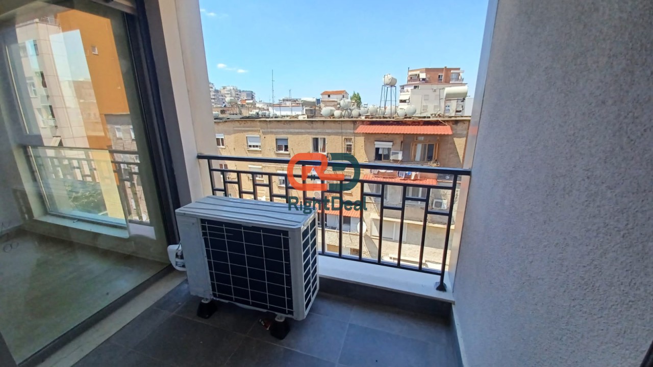 Tek Shkolla E Kuqe, Jepet Me Qira Apartament 1+1+Post Parkimi, Ideal Per Zyra Apo Banim!!!