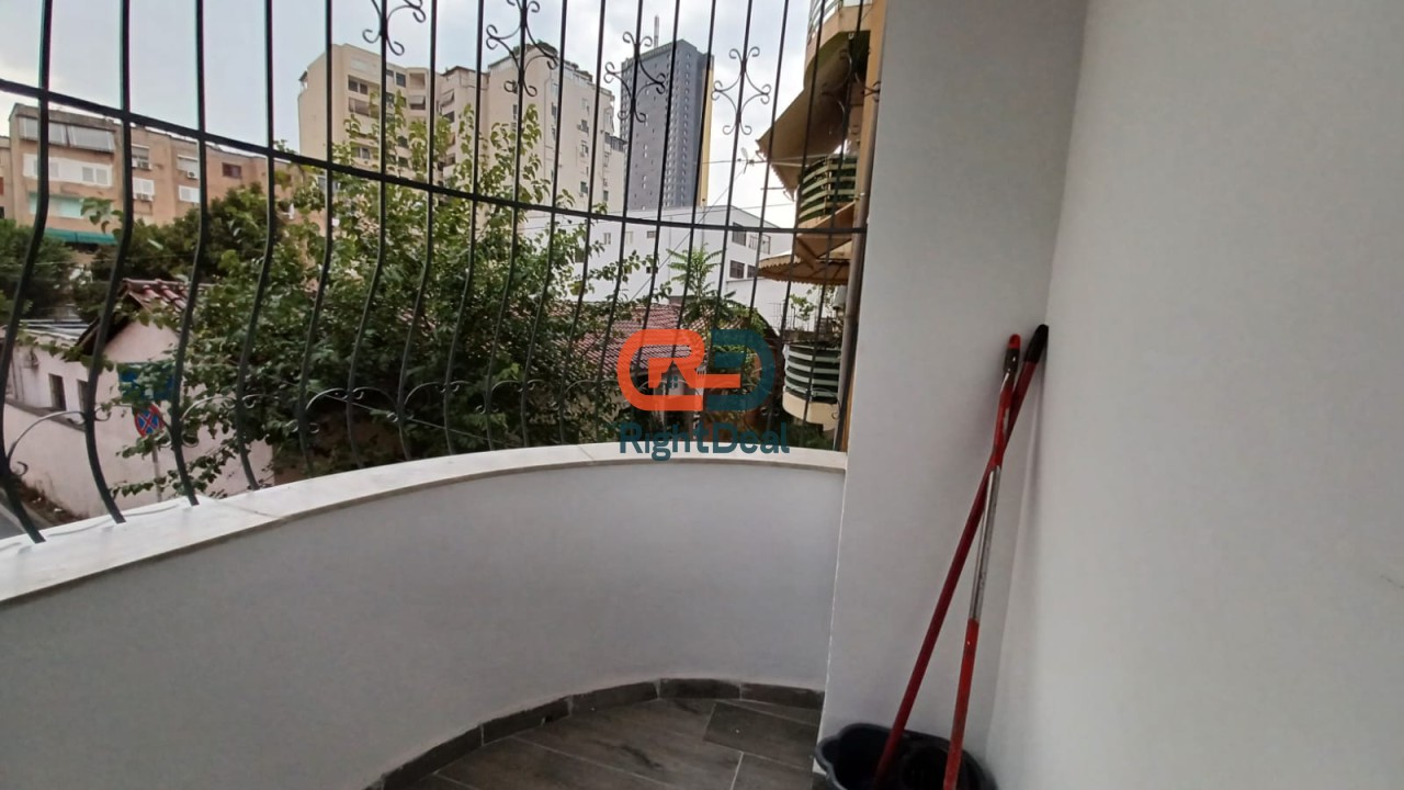 Prane Bulevardit Zogu I Pare, Jepet Me Qira Apartament 1+1, Me Mobilim Te Ri Totalisht I Investuar!!!