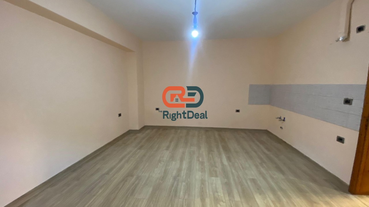 Tek 21-Dhjetori Jepet Me Qira Apartament I Pershtatshem Per Zyra!!