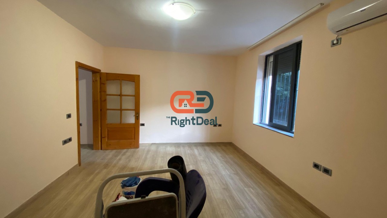 Tek 21-Dhjetori Jepet Me Qira Apartament I Pershtatshem Per Zyra!!