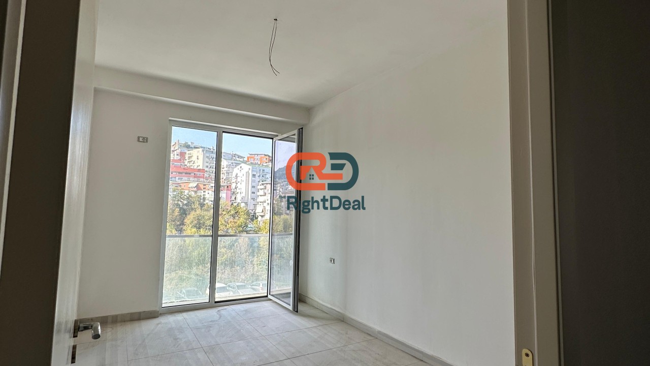 Tek Liqeni I Thate, Shitet Apartament 2+1 Me Planimetri, Orientim Dhe Lokacion Perfekt !!