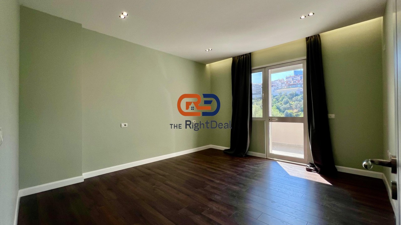 Tek Kopshti Botanik ,Shitet Apartament 2+1+2 Me Siperfaqe Te Bollshme!!!