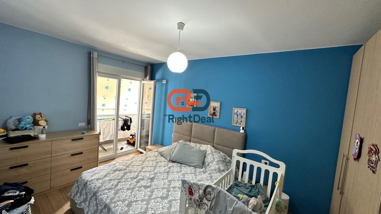Tek 21 Dhjetori, Kompleksi Kontakt Shitet Apartament 1+1 Me Planimetri Te Rregullt !!!
