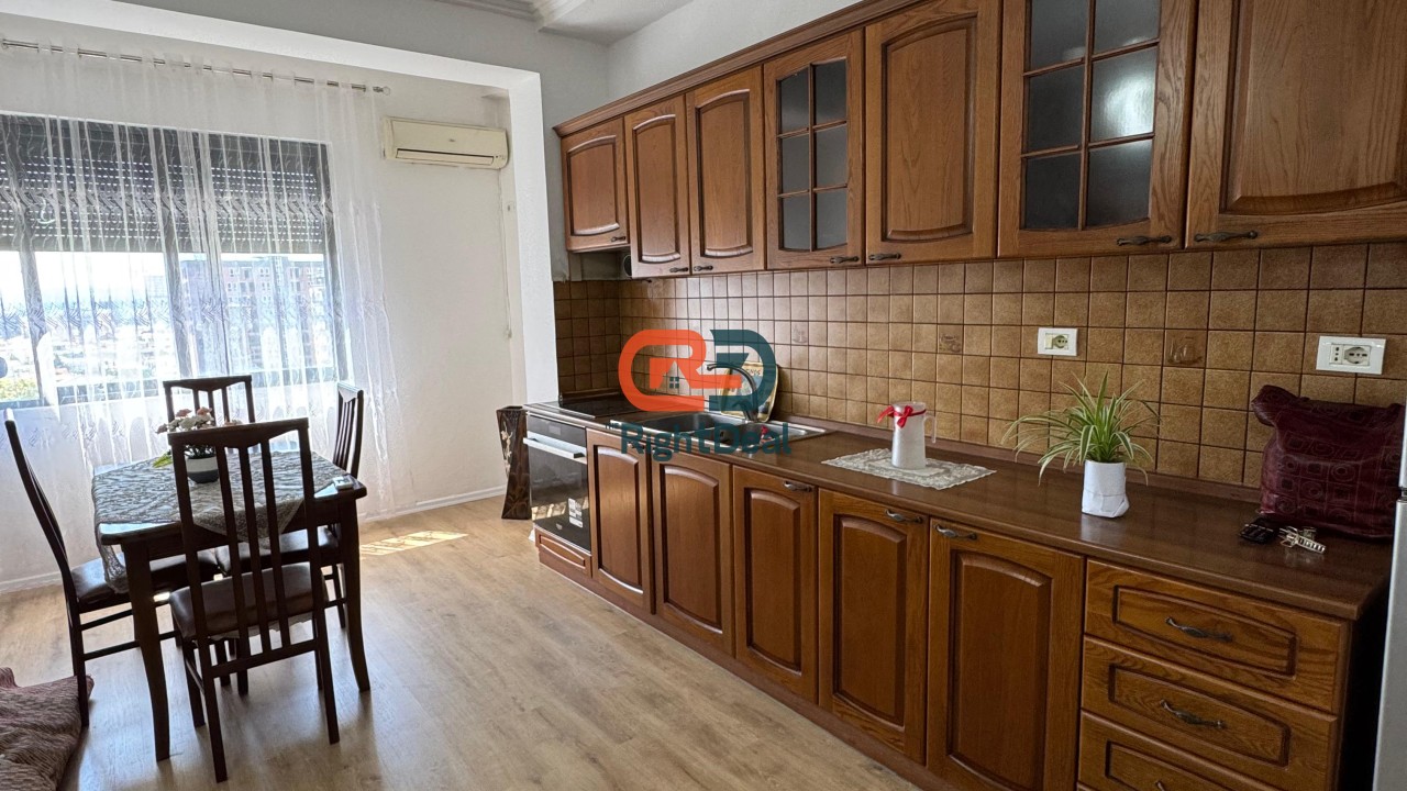 Tek 5 Maji, Shitet Apartament 2+1 Me Hapesira Te Bollshme !!!