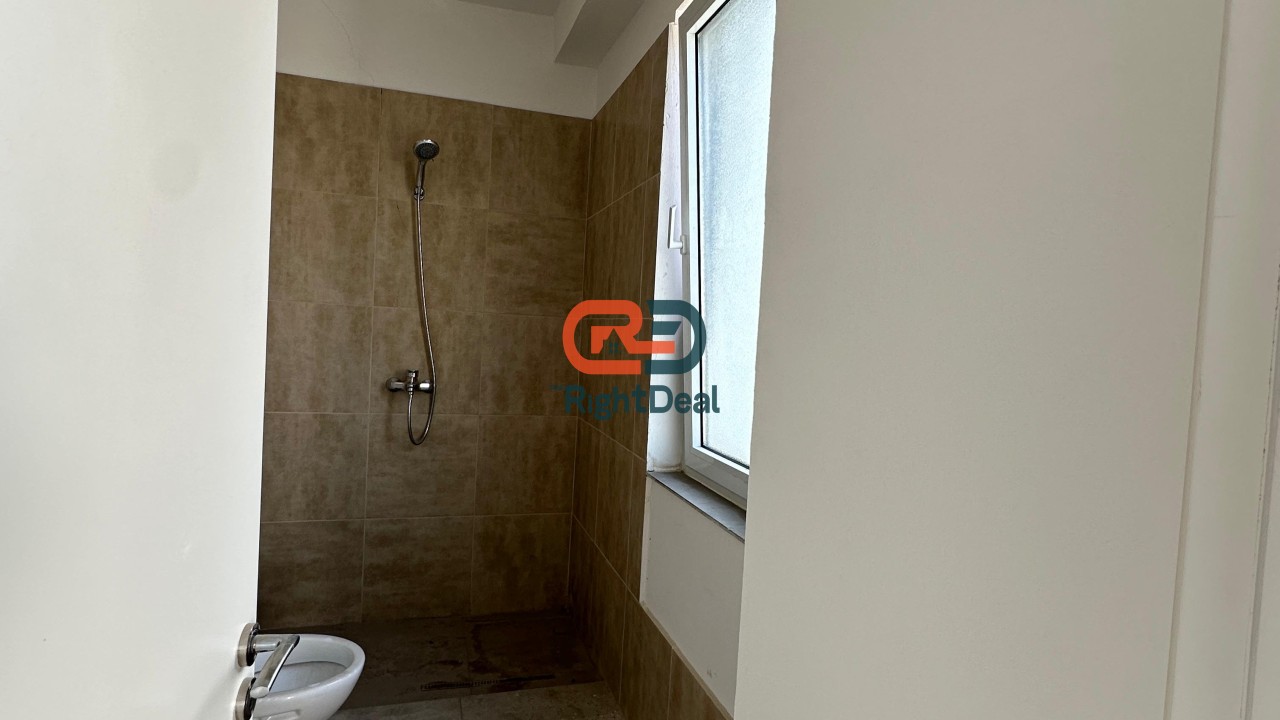 Tek Liqeni I Thate, Shitet Apartament 2+1 Me Planimetri, Orientim Dhe Lokacion Perfekt !!