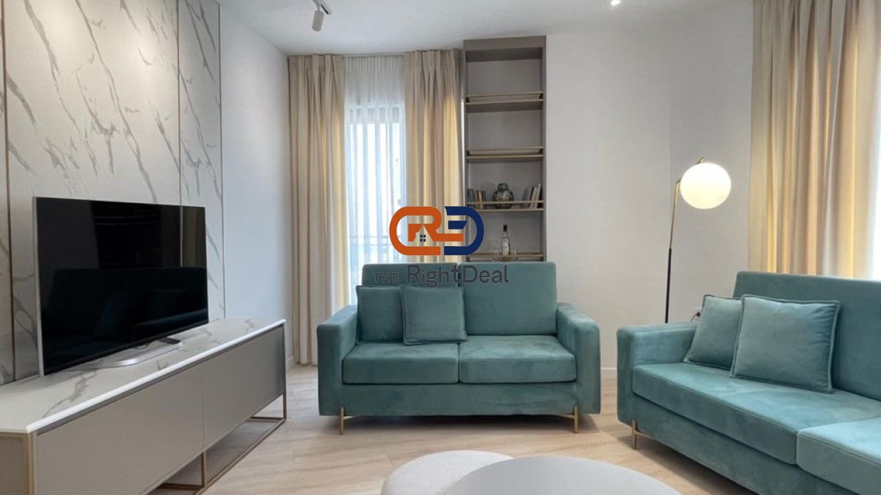Tek Bulevardi Zogu I Pare, Jepet Me Qira Super Apartament 1+1, I Investuar !!