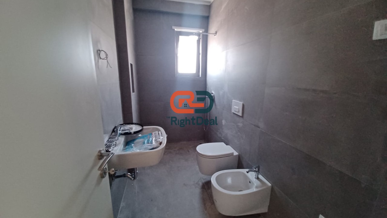 Tek Shkolla E Kuqe, Jepet Me Qira Apartament 1+1+Post Parkimi, Ideal Per Zyra Apo Banim!!!