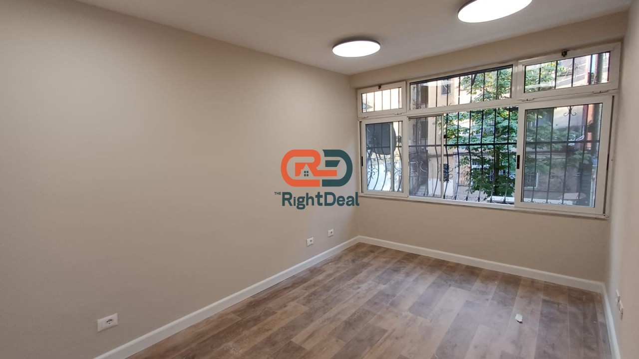 Ne Bllok, Tek Rruga Margarita Tutulani, Shitet Apartament 2+1 Mundesi Shume E Mire Investimi Ose Ndarje Ne 2 Apartamente !!!