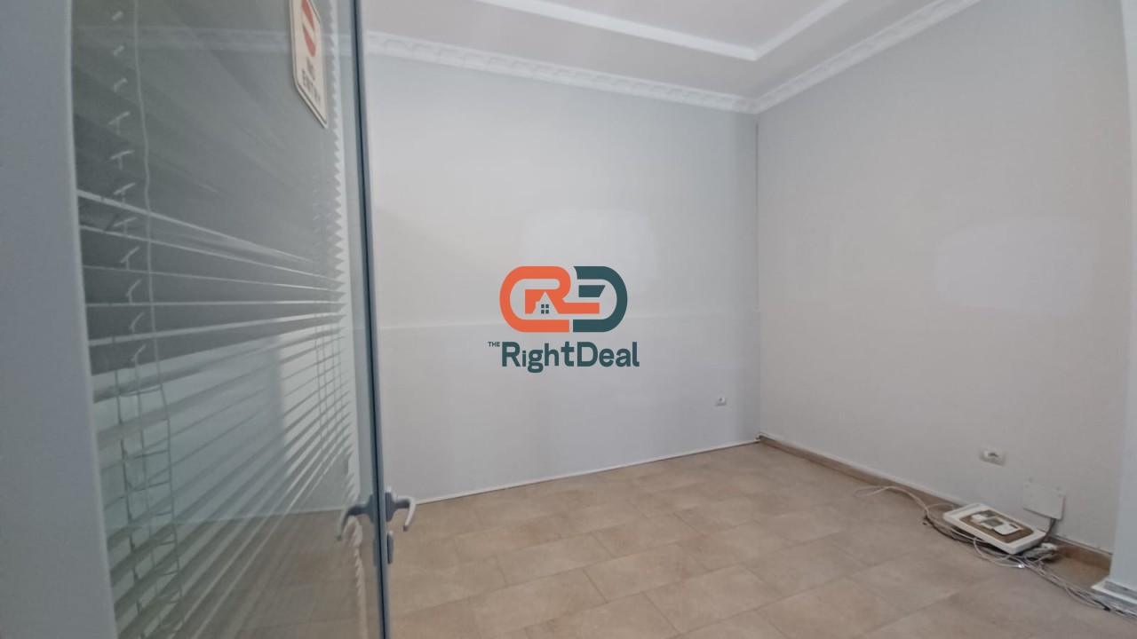 Tek Ambasador 2, Shitet Njesi Biznesi Me Lokacion Perfekt Dhe Planimetri Te Rregullt!!!