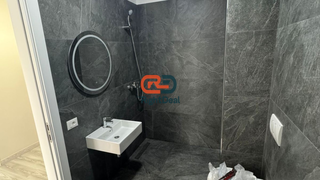 Tek Bulevardi I Ri, Jepet Me Qira Apartament 1+1, I Pershtatshem Per Zyra !!