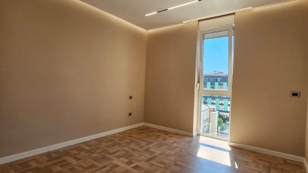 Apartament 3+1 - Qira Rruga Faik Konica