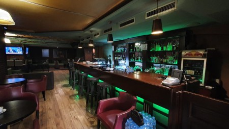 Bar-Restaurant - Qira Rruga Petro Nini Luarasi